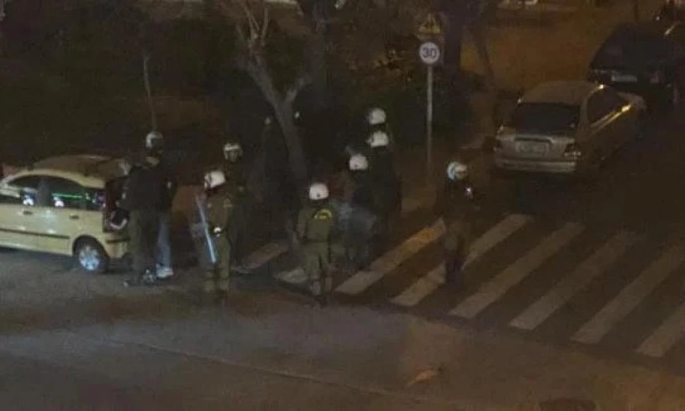Επεισόδια στην Πανόρμου: Ομάδα ατόμων επιτέθηκε σε άνδρες των ΜΑΤ